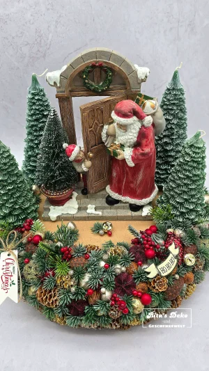 Adventskranz mit Weihnachtsmann an der Tür