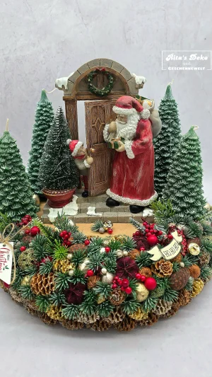 Adventskranz mit Weihnachtsmann an der Tür