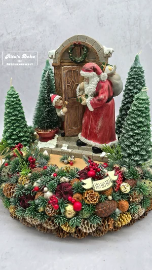 Adventskranz mit Weihnachtsmann an der Tür