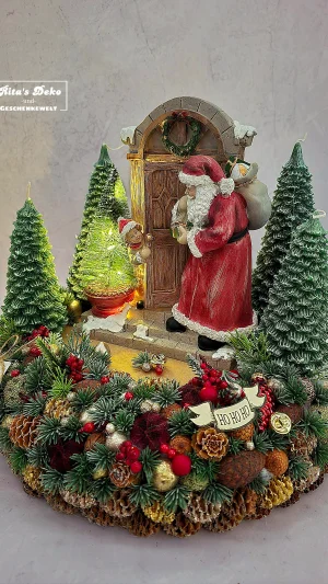 Adventskranz mit Weihnachtsmann an der Tür