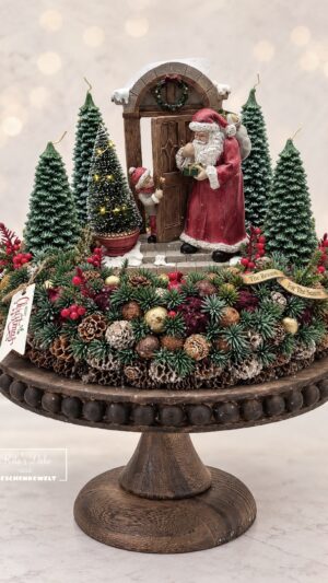 Adventskranz mit Weihnachtsmann an der Tür