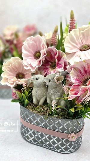 Verliebtes Hasenpärchen mit Blumen