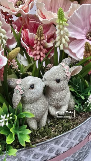 Verliebtes Hasenpärchen mit Blumen