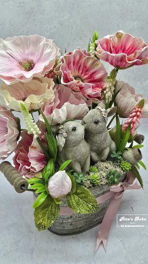 Verliebtes Hasenpärchen mit Blumen