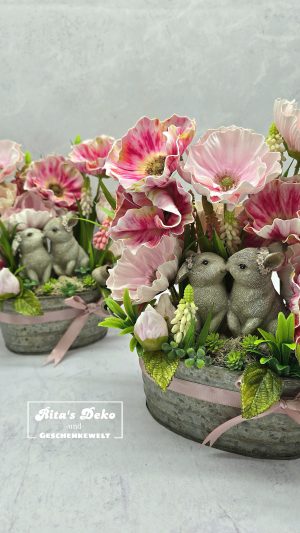 Verliebtes Hasenpärchen mit Blumen