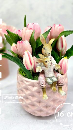 Frühlingszauber: Hasenpapa mit seinem Sohn im Tulipangarten