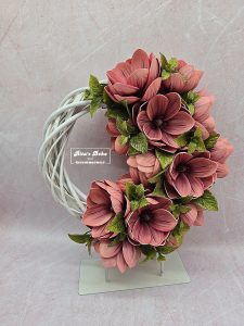 Frühlingshafter Halbkranz mit Magnolien