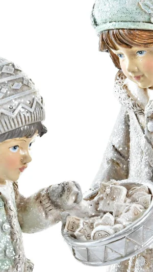 Winterkinder mit Süßigkeitenkorb