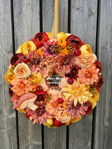 Diese prachtvollen Herbstkränze werden auf einem stabilen Strohkranz (30 cm) gefertigt, der nach der liebevollen Gestaltung einen Durchmesser von ca. 40 cm erreicht. Verziert mit hochwertigen Kunstblumen, Beeren, Früchten und Naturmaterialien entsteht ein farbenfrohes, detailreiches Kunstwerk für dein Zuhause. Blütenpracht Herbstkranz