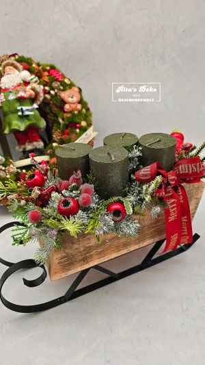 Adventsschlitten in klassischem Rot-Grün