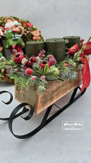 Adventsschlitten in klassischem Rot-Grün
