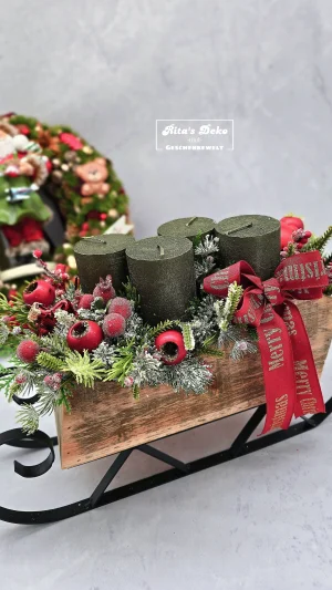 Adventsschlitten in klassischem Rot-Grün