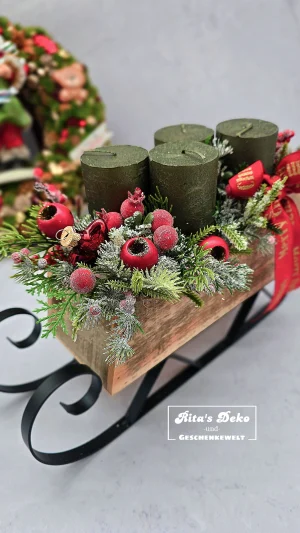 Adventsschlitten in klassischem Rot-Grün
