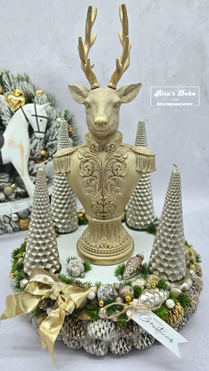 Elegante Winterdekoration mit Hirschbüste in Gold