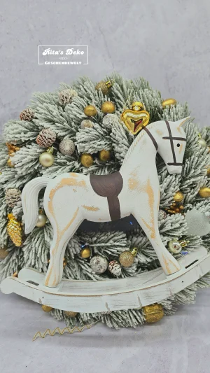 LED-Türkranz mit nostalgischem Schaukelpferd