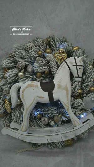 LED-Türkranz mit nostalgischem Schaukelpferd