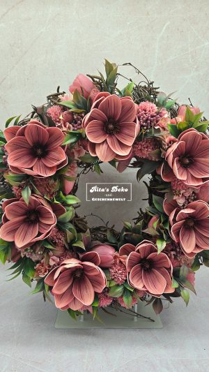 Frühlingshafter Kranz mit Magnolien (Mauve)