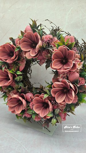 Frühlingshafter Kranz mit Magnolien (Mauve)