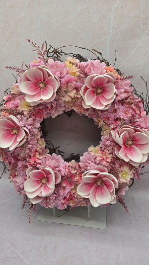 Frühlingshafter Kranz mit Magnolien (Rosa)