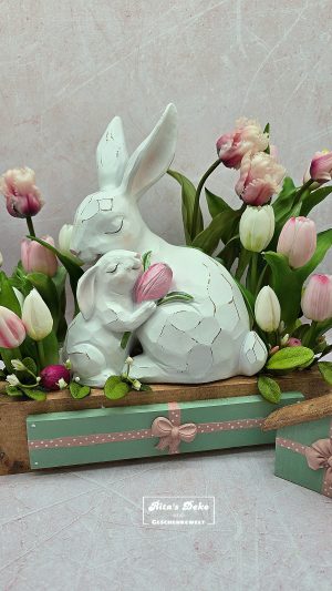 Osterdeko mit Hasenfigur und Tulpen