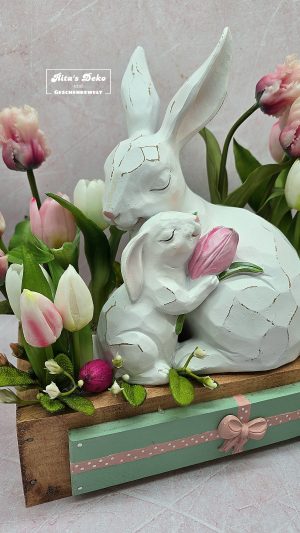 Osterdeko mit Hasenfigur und Tulpen