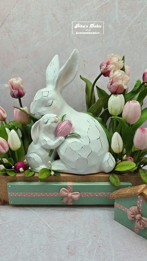 Osterdeko mit Hasenfigur und Tulpen