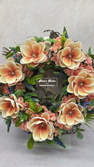 Frühlingshafter Kranz mit Magnolien (Apricot)