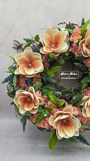 Frühlingshafter Kranz mit Magnolien (Apricot)