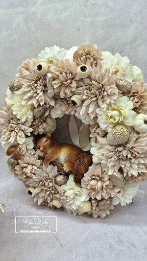 Herbstlicher Blumenkranz mit Eichhörnchen