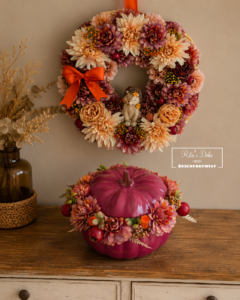 Herbstlicher Blumenkranz mit Igel