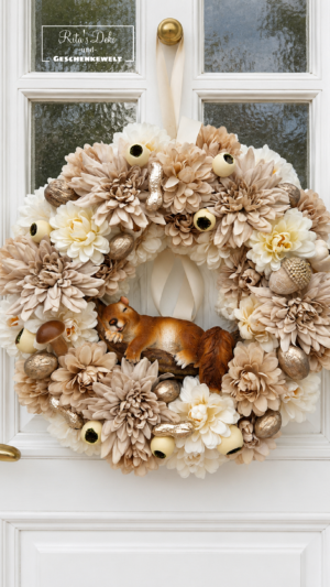 Herbstlicher Blumenkranz mit Eichhörnchen